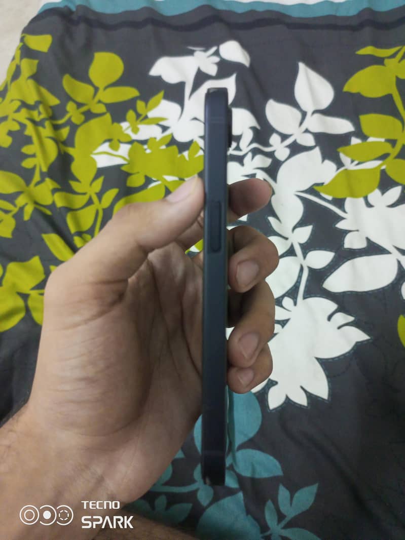 Apple iPhone 16e 1