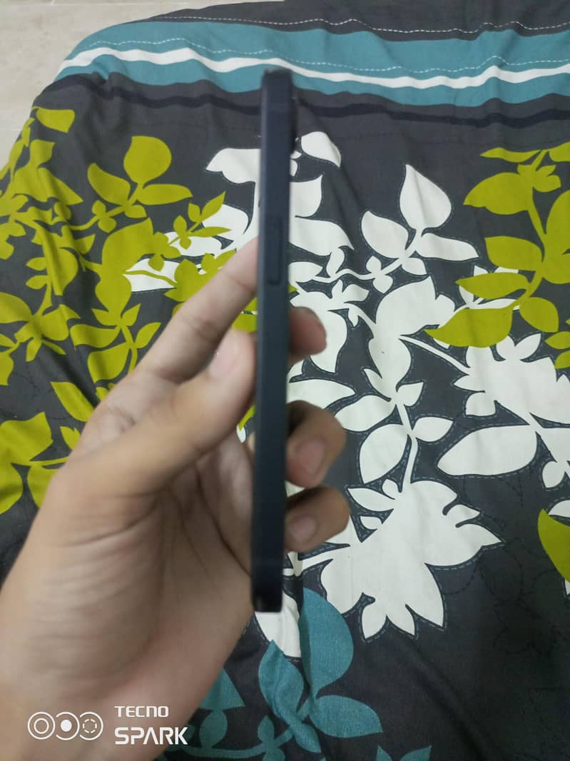 Apple iPhone 16e 2