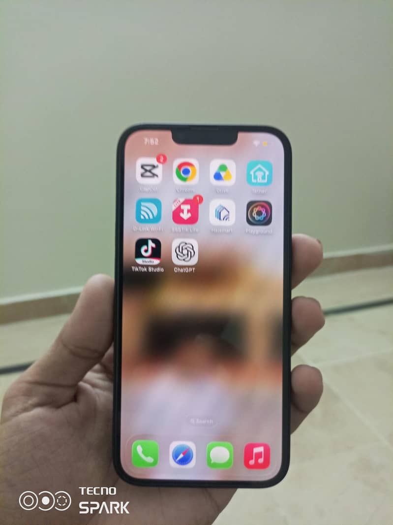 Apple iPhone 16e 3