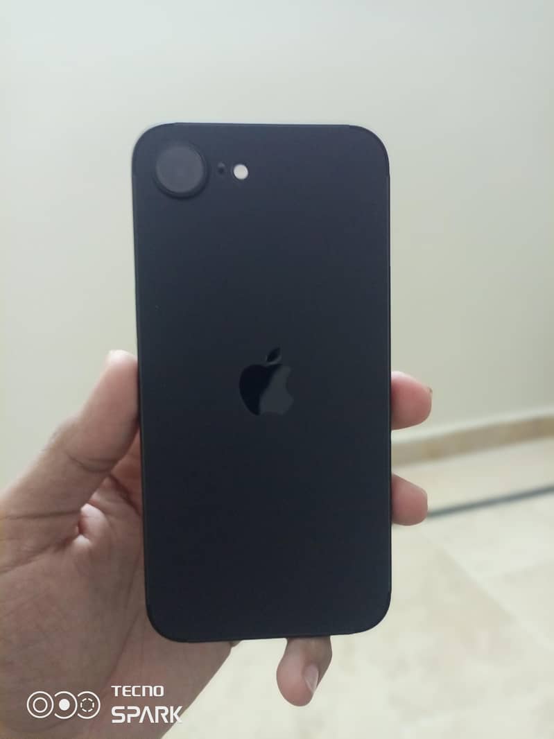 Apple iPhone 16e 4