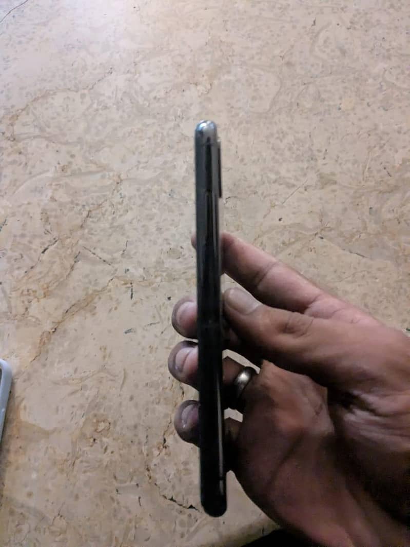 Apple iPhone X 4