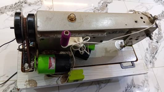 JUKI DDL-5550 Made in Japan Industrial Sewing Machine For Sale