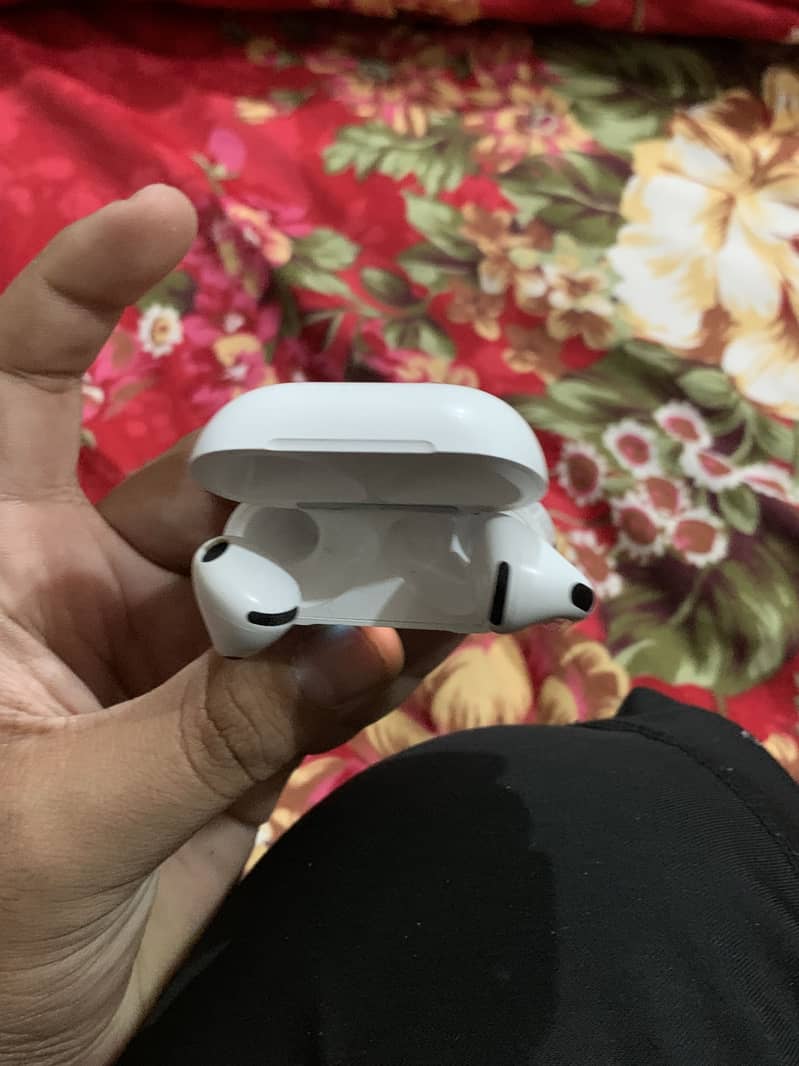 3rd generation aipods lcd 2
