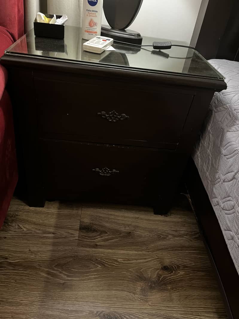 King size bed 0