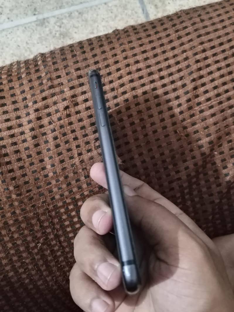Apple iPhone 8 3