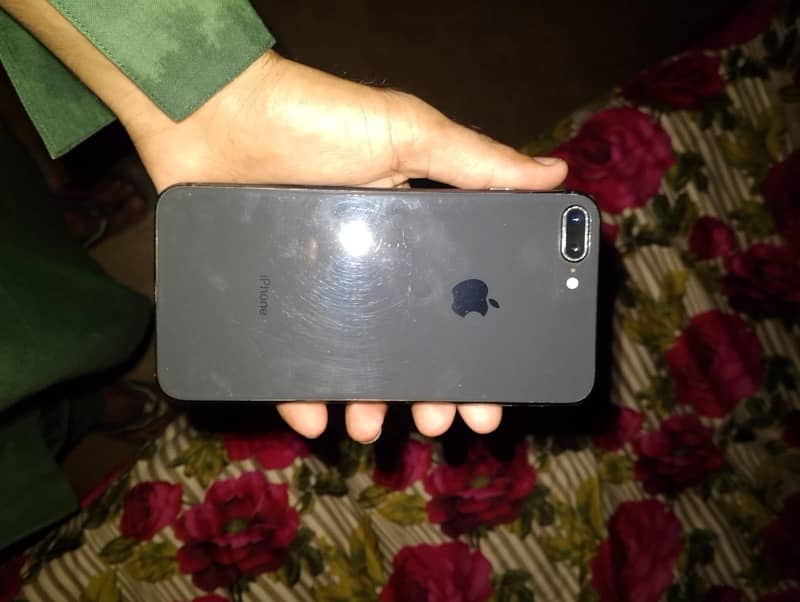 Apple iPhone 8 Plus 3