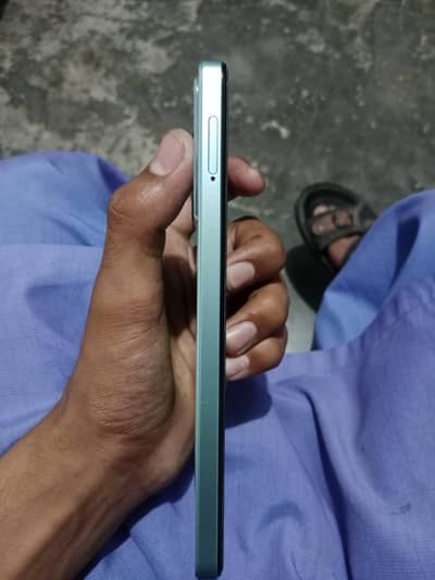 new condition ha 1 month use Kiya ha 4+4 ram ha or 64Gb Memory