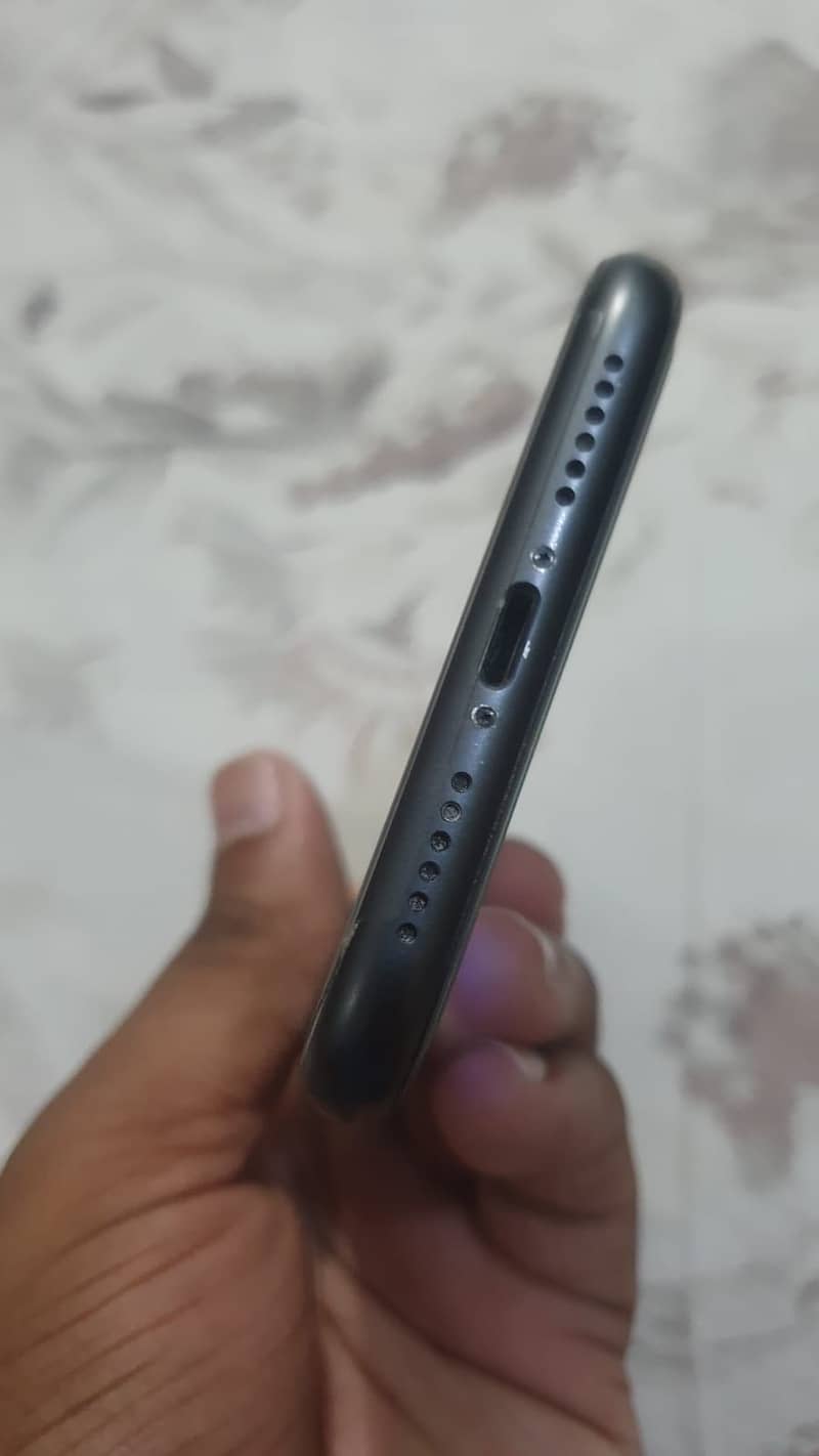 Apple iPhone 11 4
