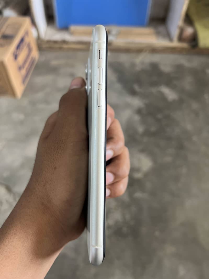 iPhone 11 3