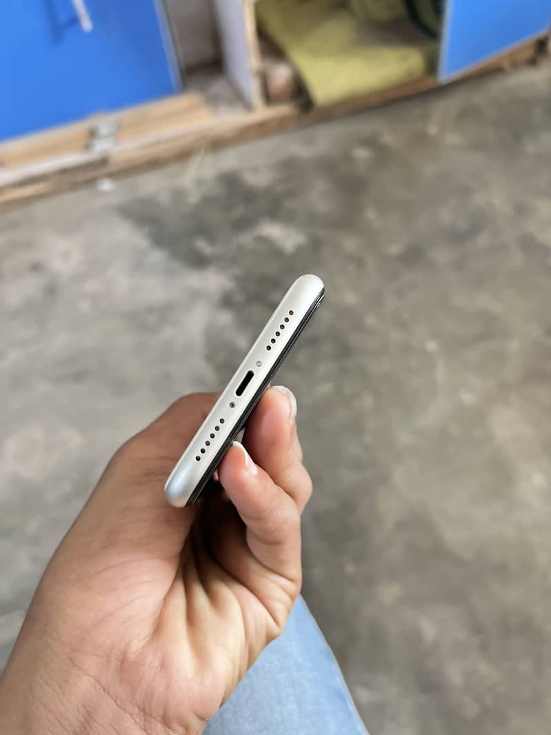 iPhone 11 4