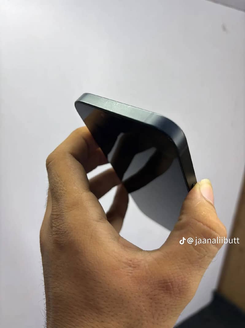Apple iPhone 13 5