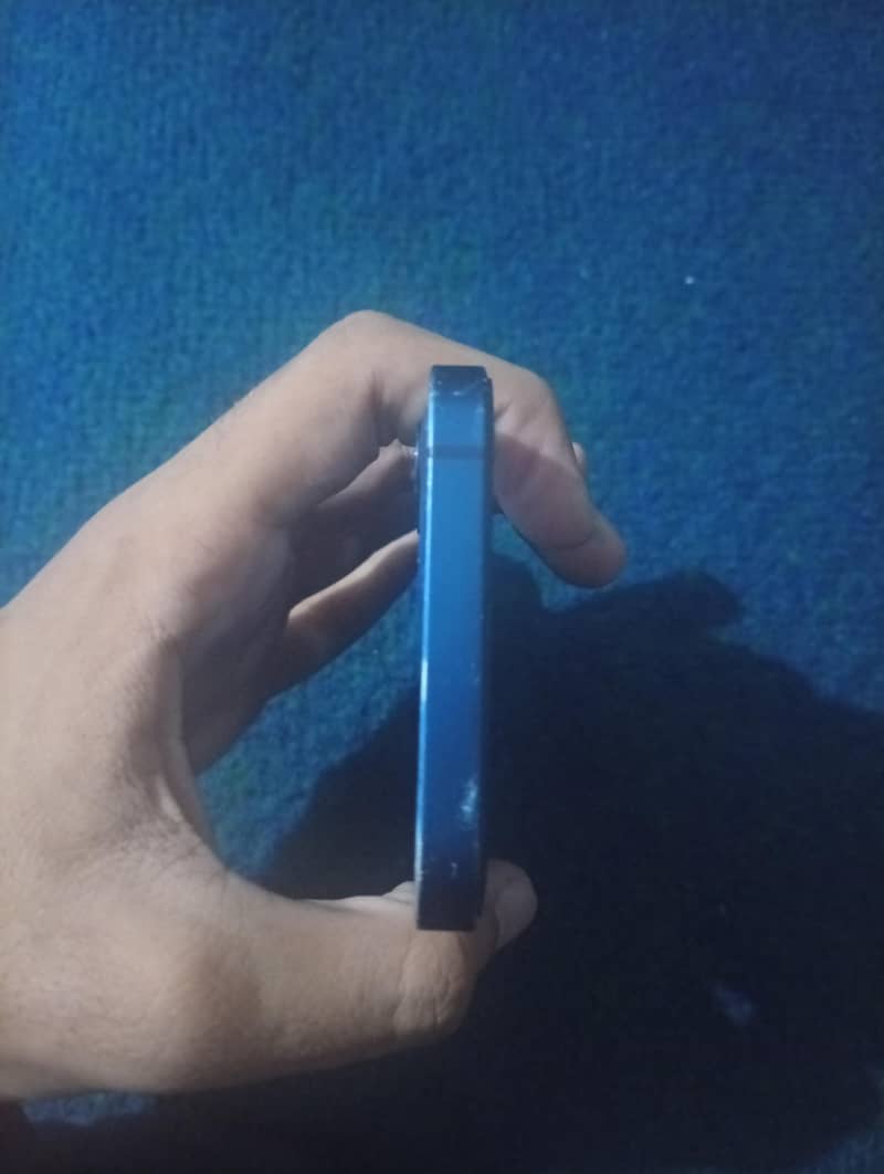 Apple iPhone 12 4