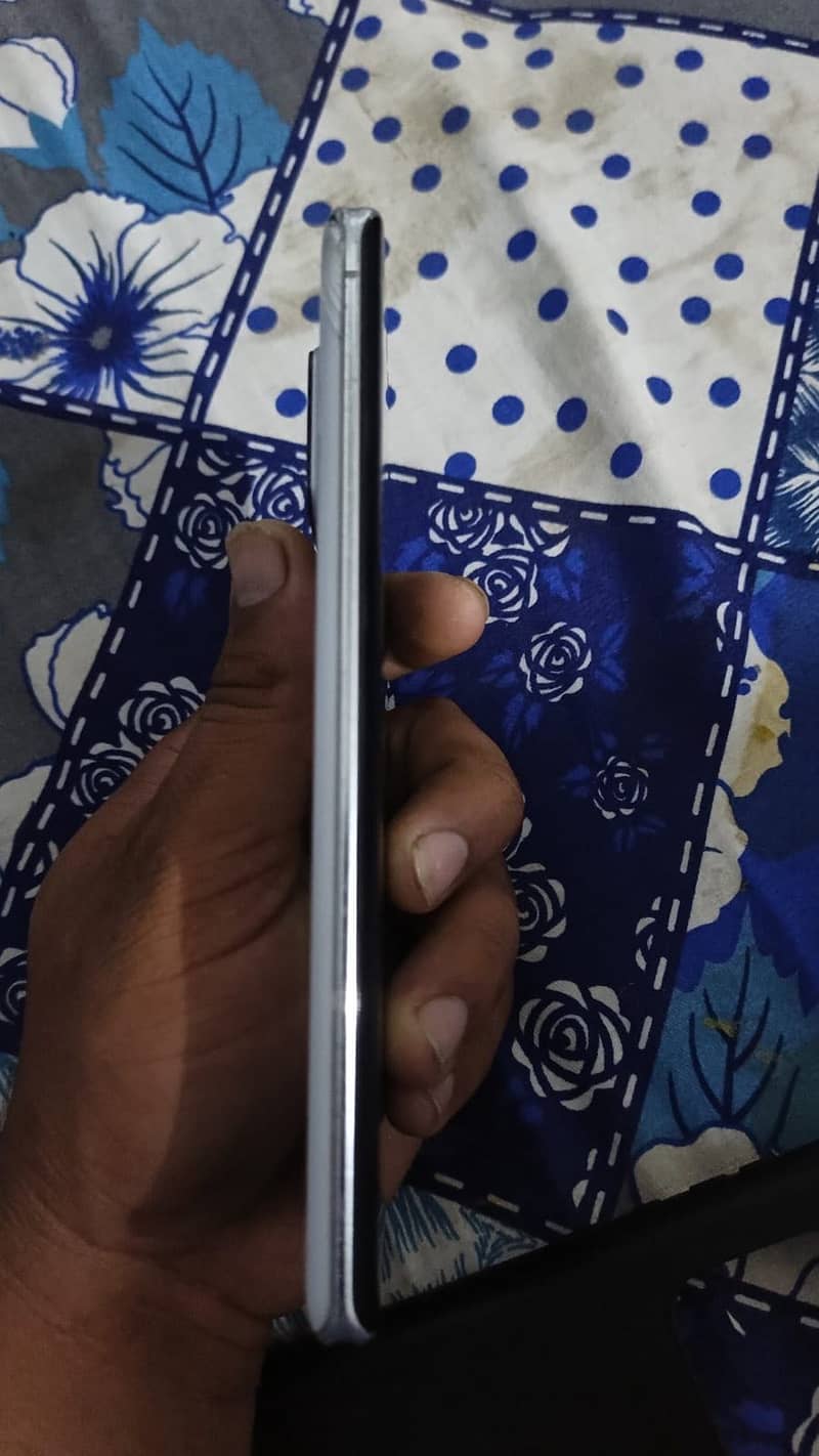 Sharp Aquos R6 0