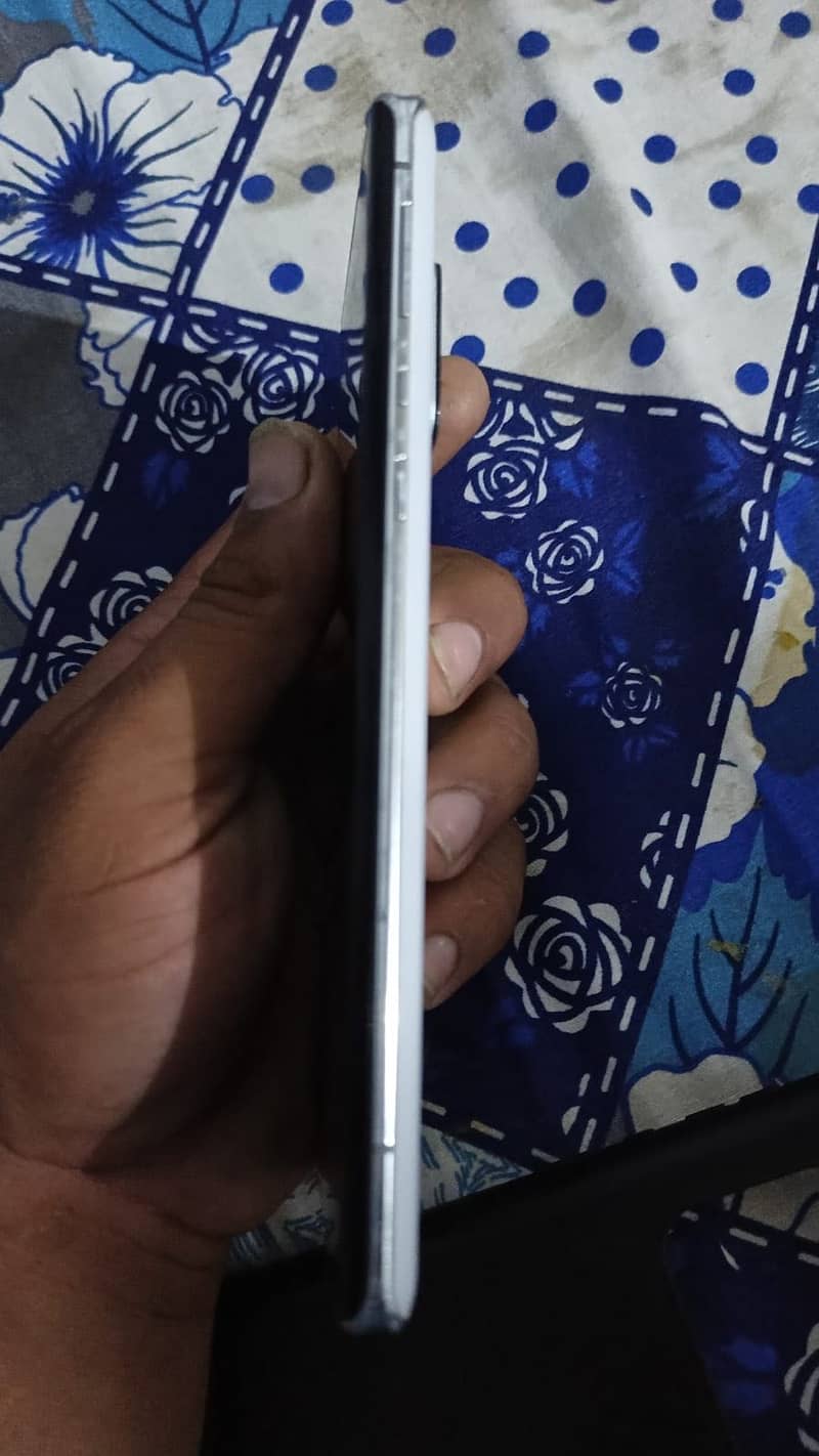 Sharp Aquos R6 1