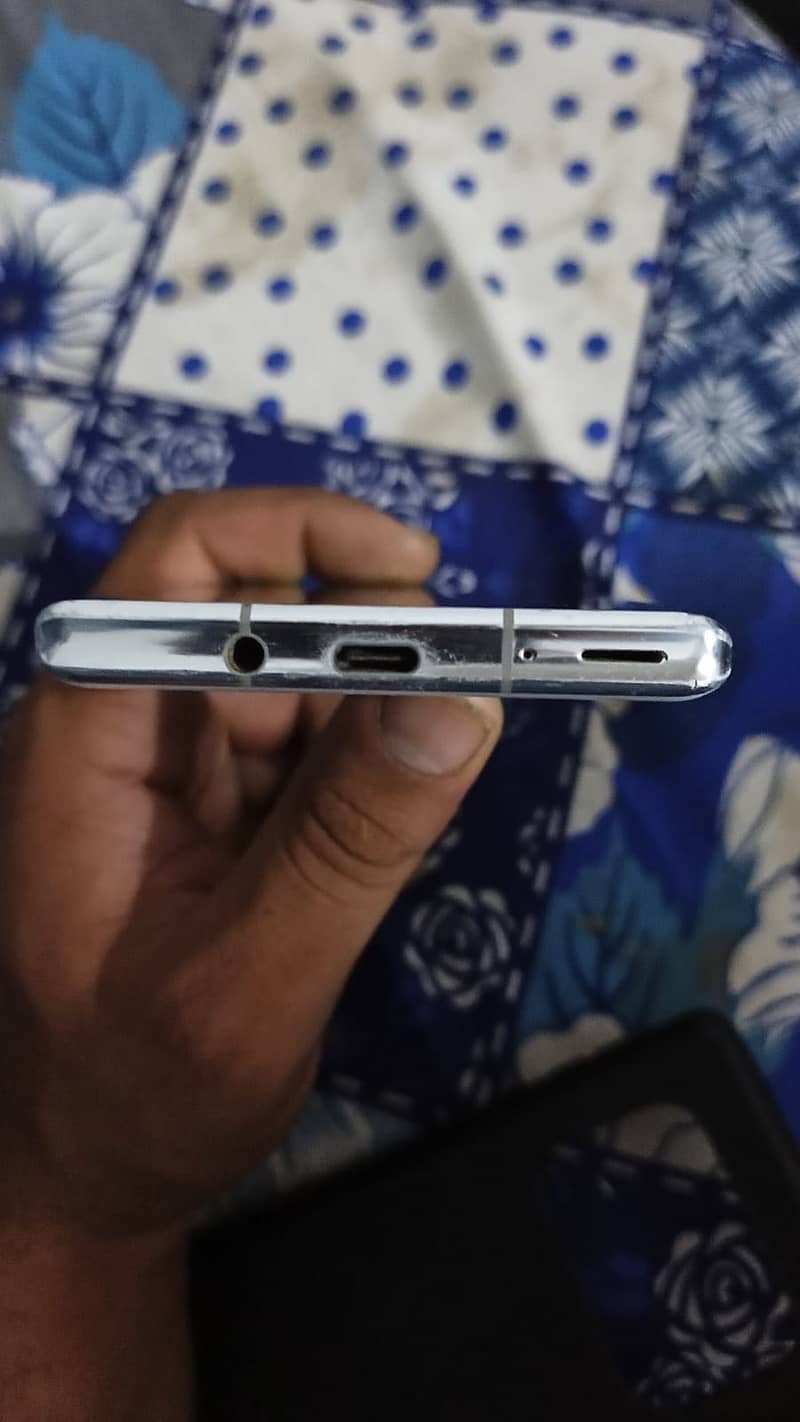 Sharp Aquos R6 2