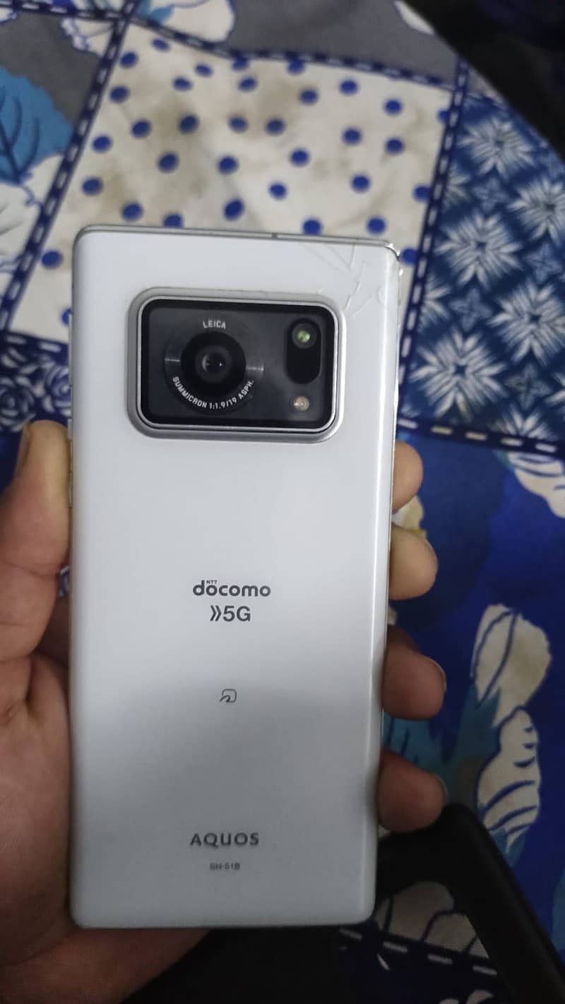 Sharp Aquos R6 4