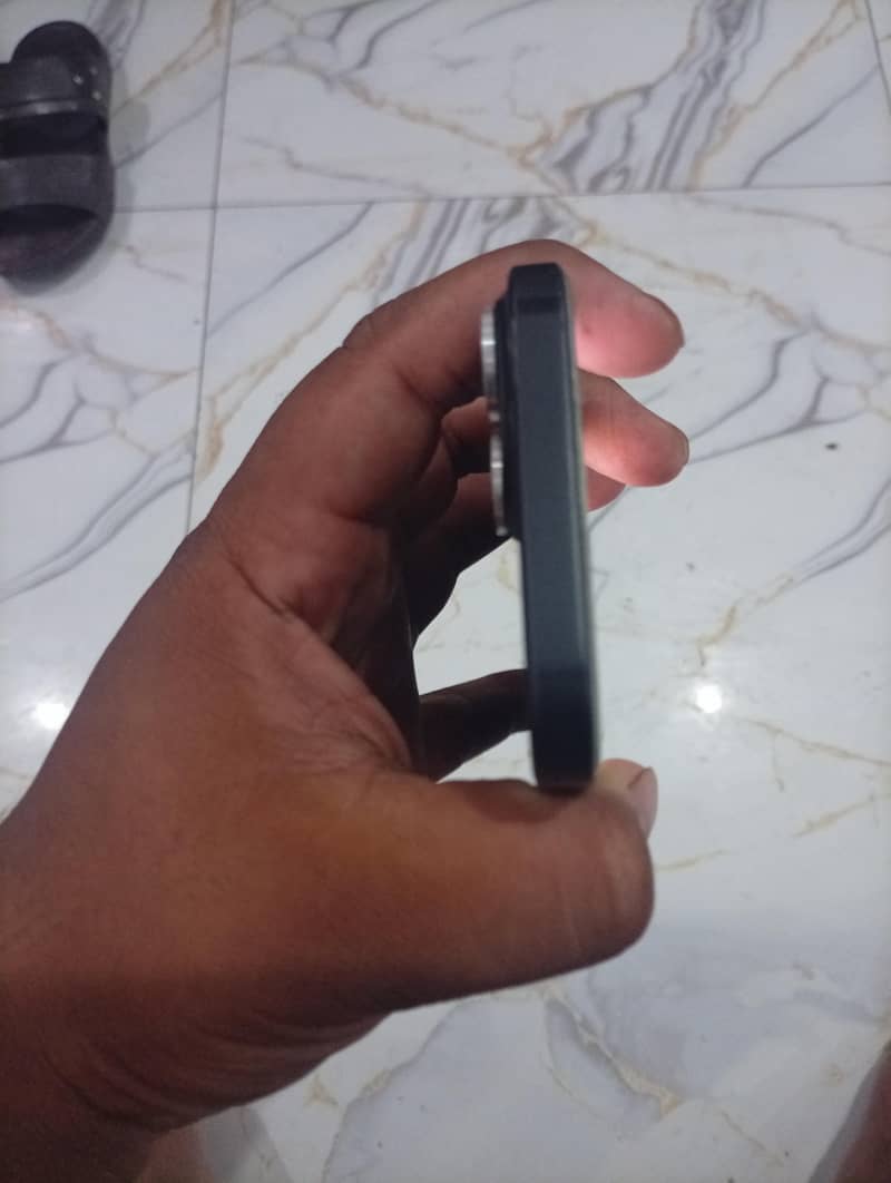 Apple iPhone 15 4