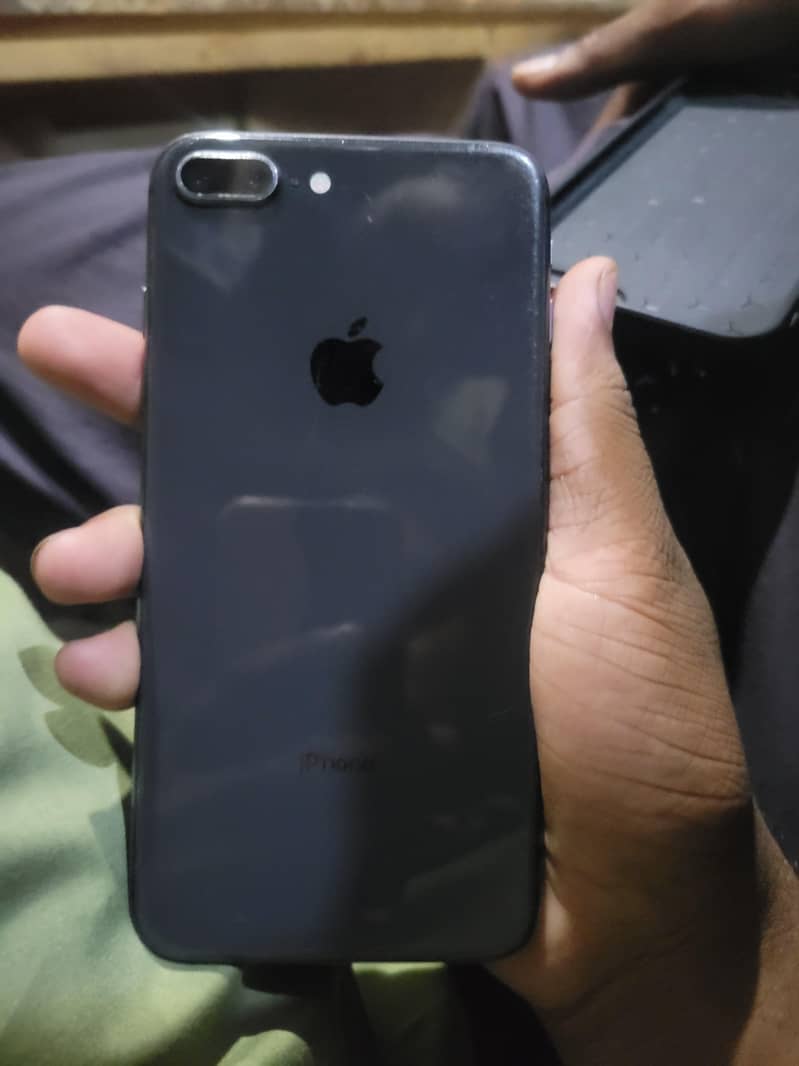 Apple iPhone 8 Plus 3