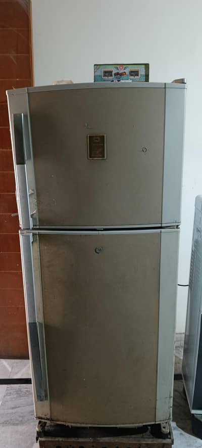 Dawlance ki fridge hy.