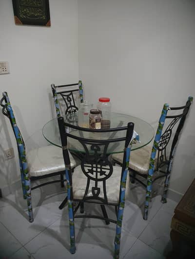 hi IAM selling my dinning  table with 4 chairs