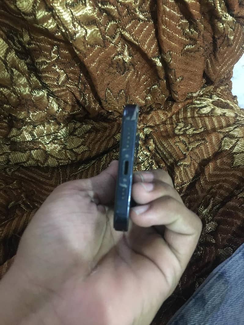 Apple iPhone 12 4