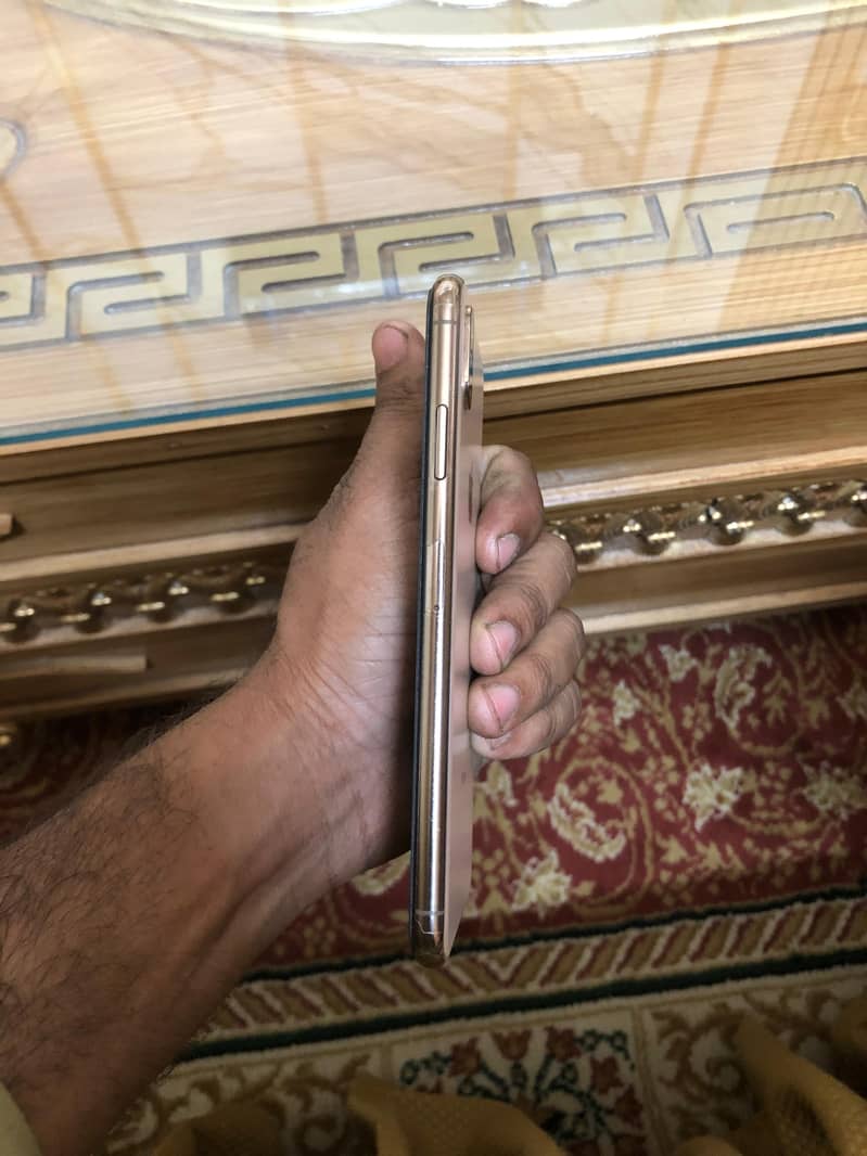 Apple iPhone XS Max 3