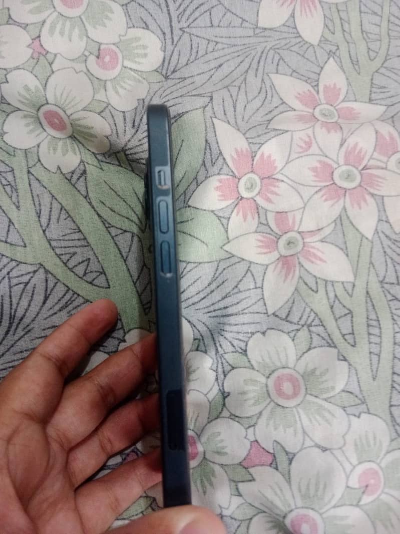 Apple iPhone 13 4
