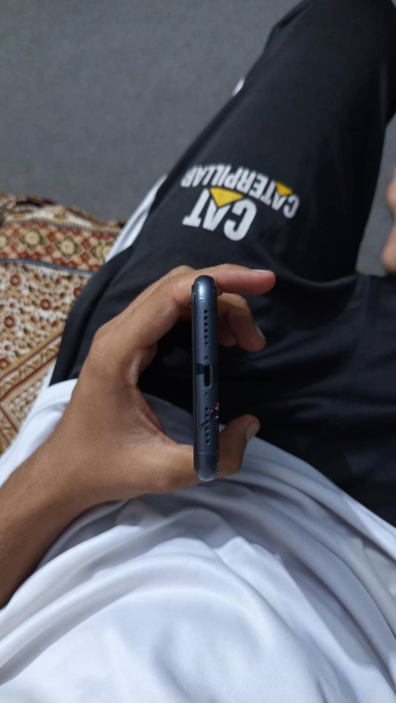 Apple iPhone 11 3