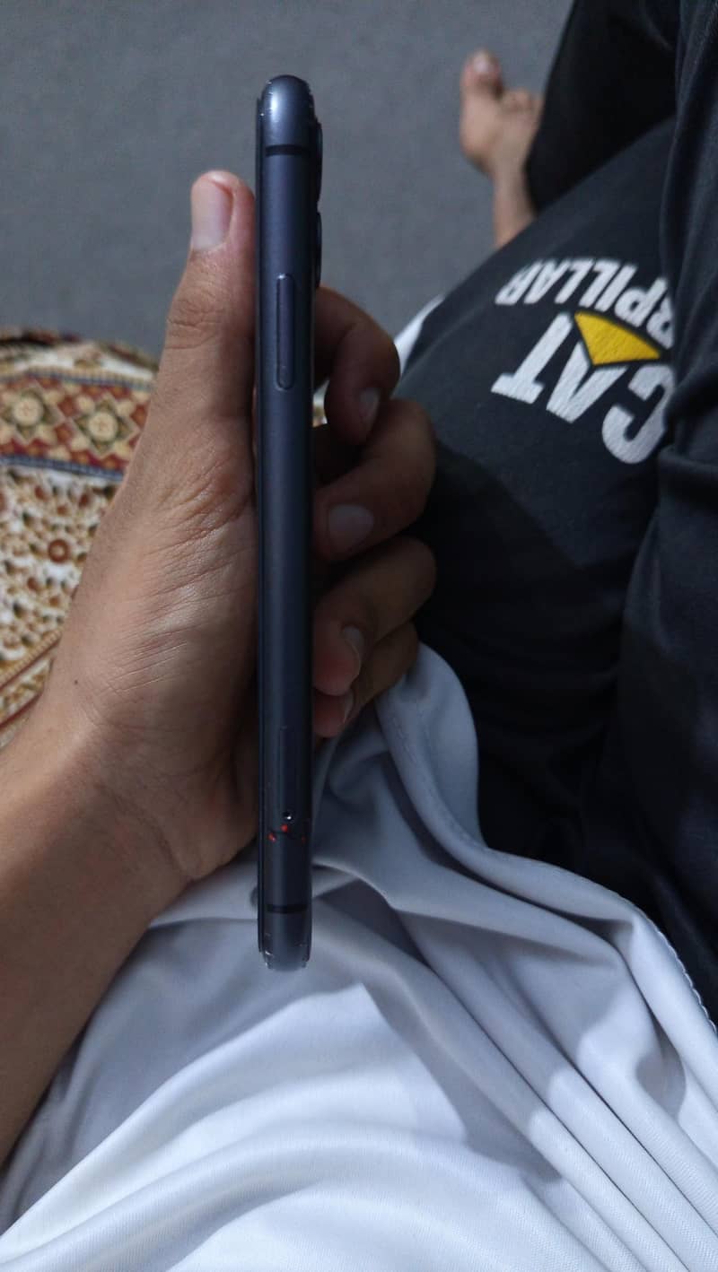 Apple iPhone 11 4