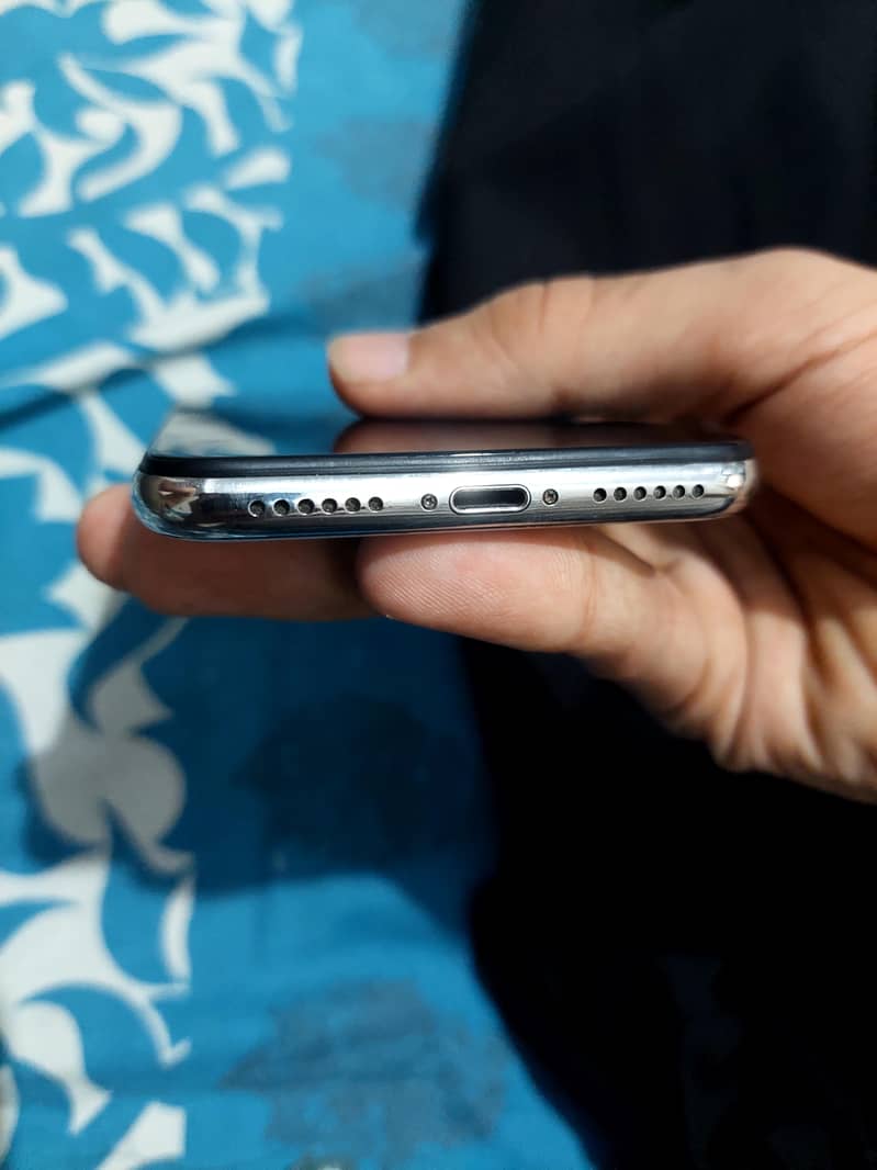 Apple iPhone X 4