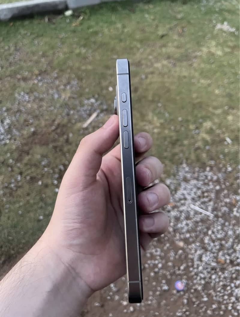 Apple iPhone 15 Pro Max 4