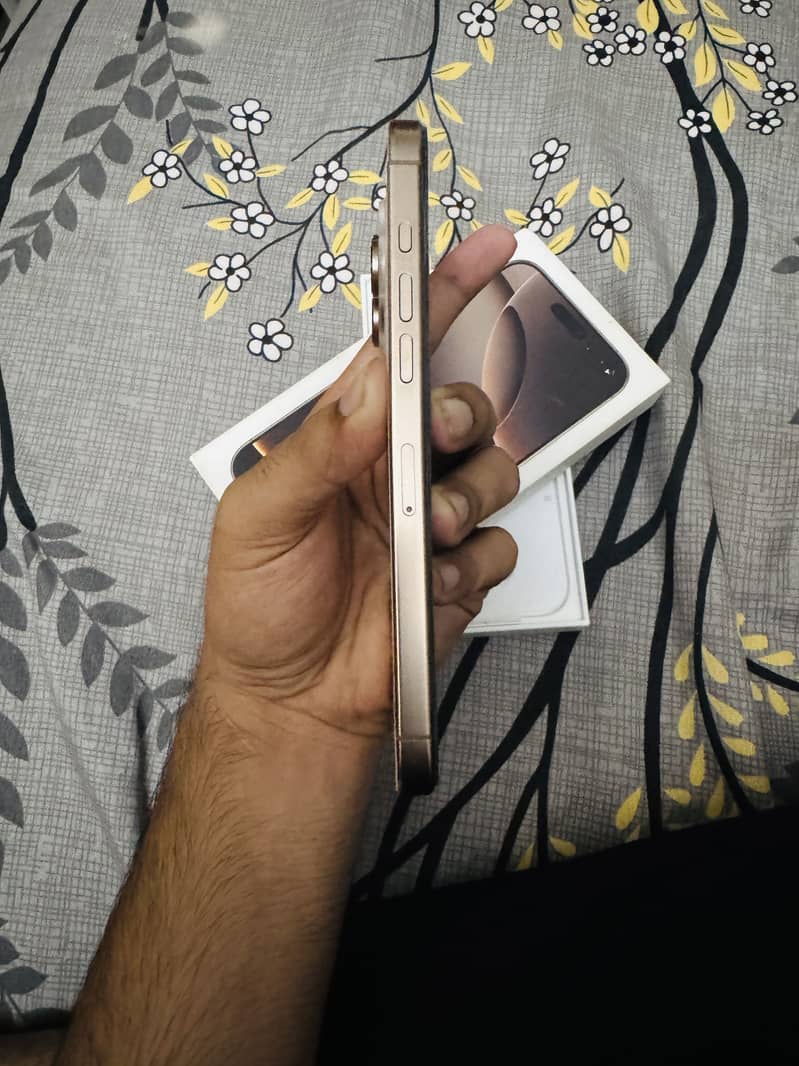 Apple iPhone 16 Pro Max 1