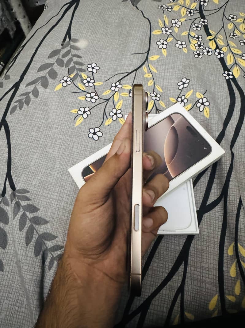 Apple iPhone 16 Pro Max 2