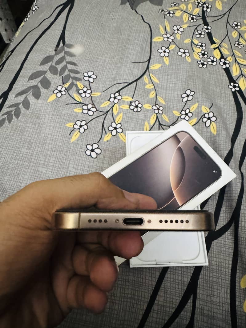 Apple iPhone 16 Pro Max 4