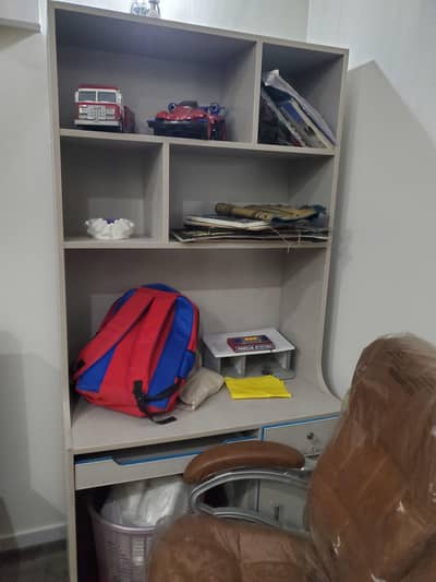 hi I am selling office chair and  study table