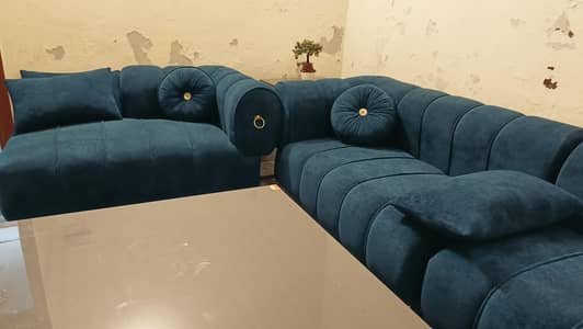 8 seater sofa 2 corner table 1 senter table brand new