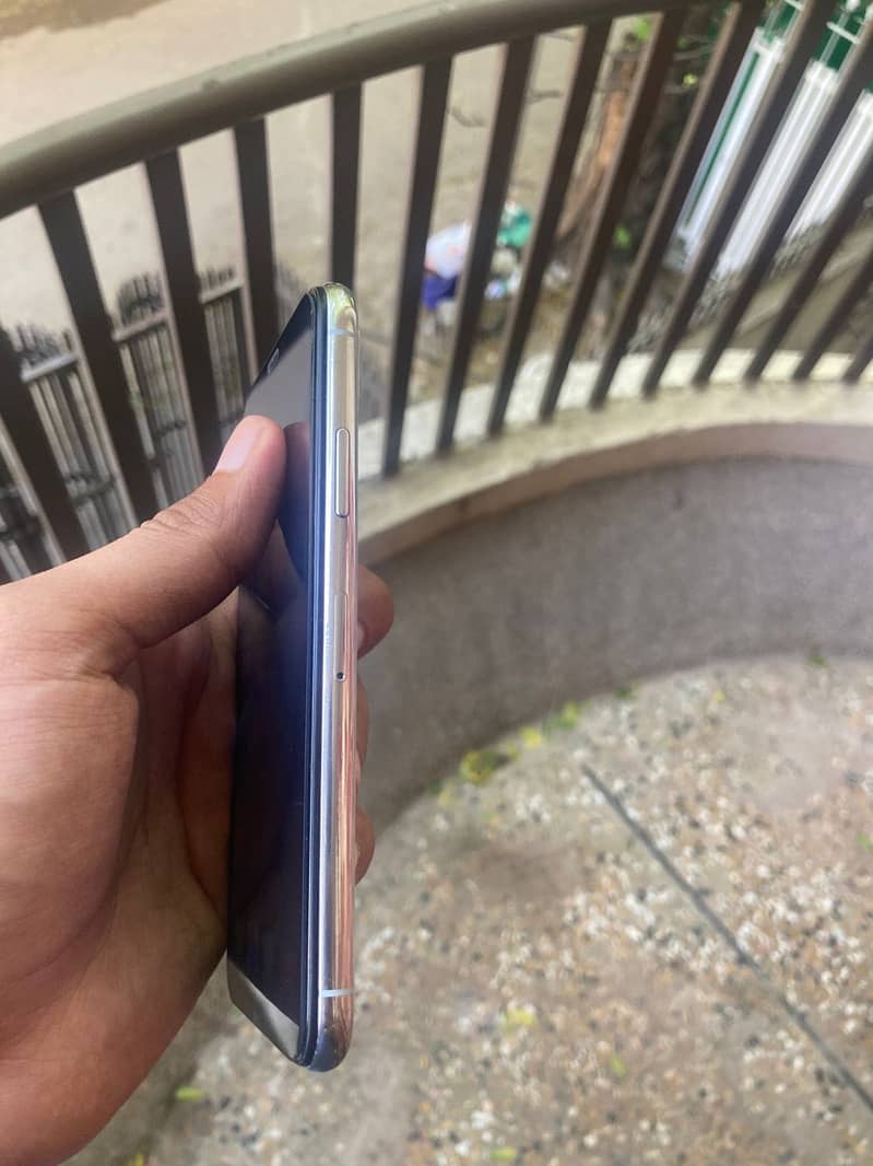 Apple iPhone X 4
