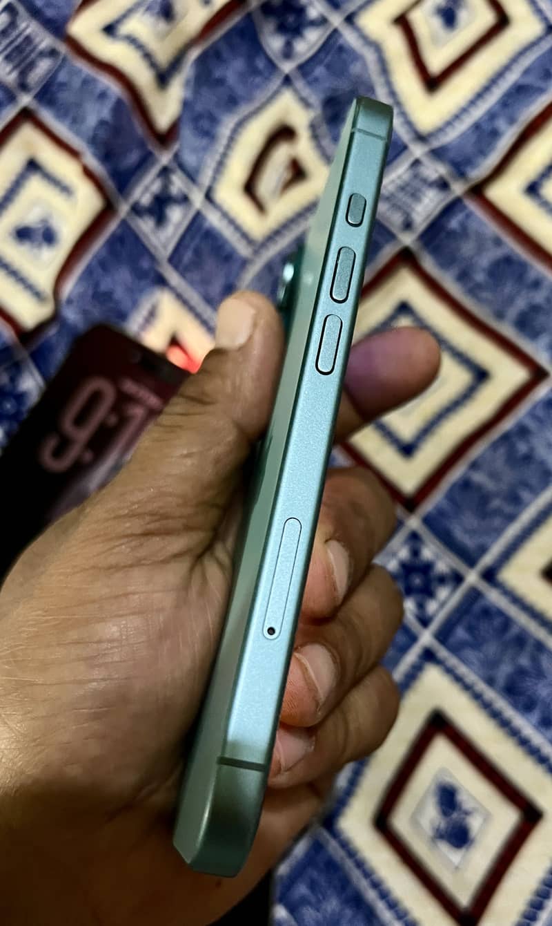 Apple iPhone 16 2