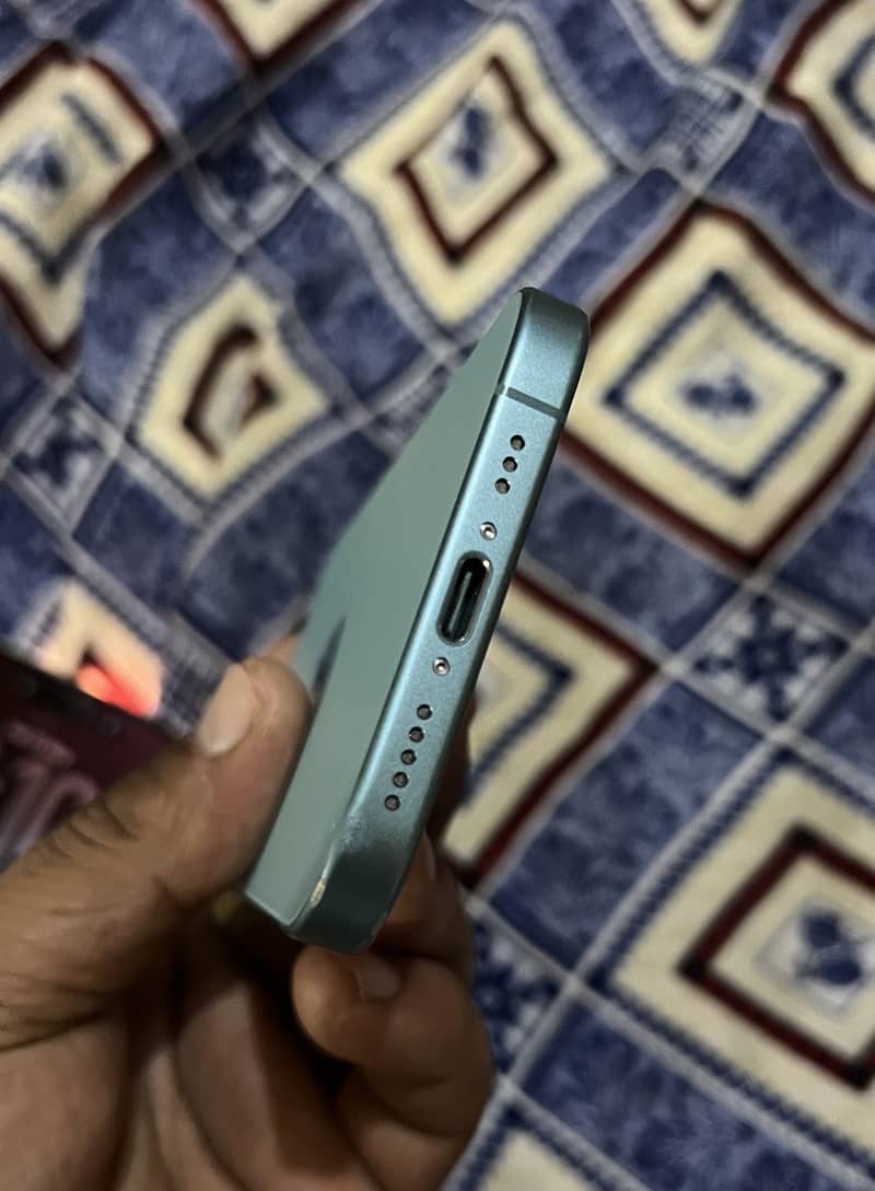 Apple iPhone 16 3