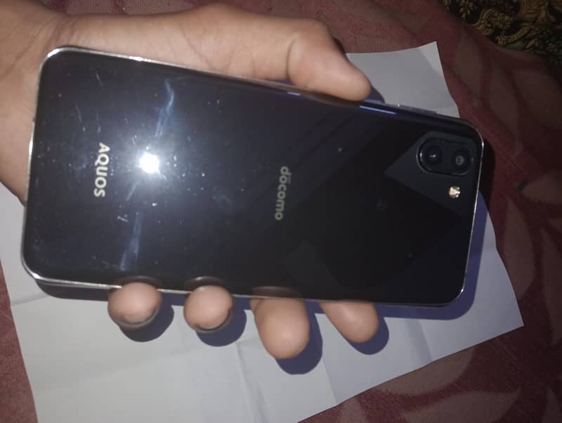 SHARP AQUOS R2 3