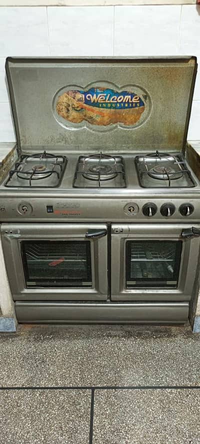 Kitchen stove with oven
