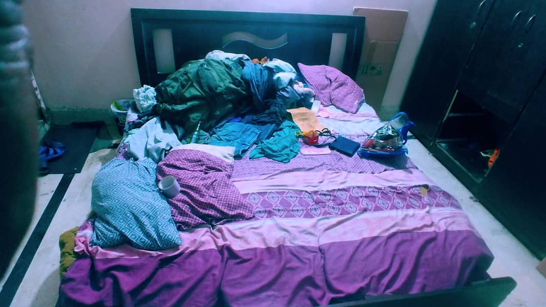 Bed almirah devider 0