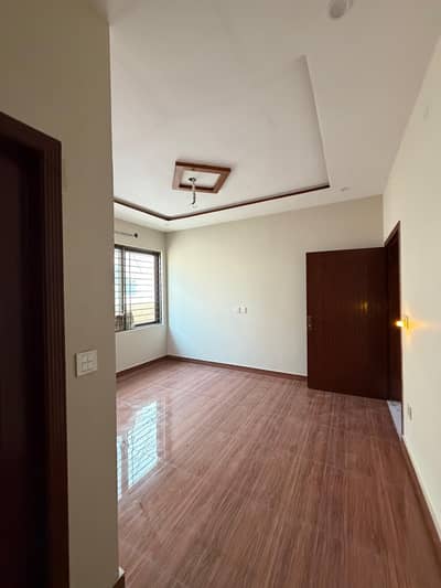 WAPDA TOWN 10 MARLA USED BUTT GOOD CONDITION HOUSE IS AVAILABLE FOR SALE