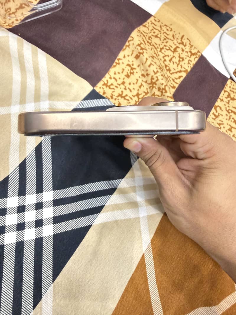 Apple iPhone 16 Pro Max 0