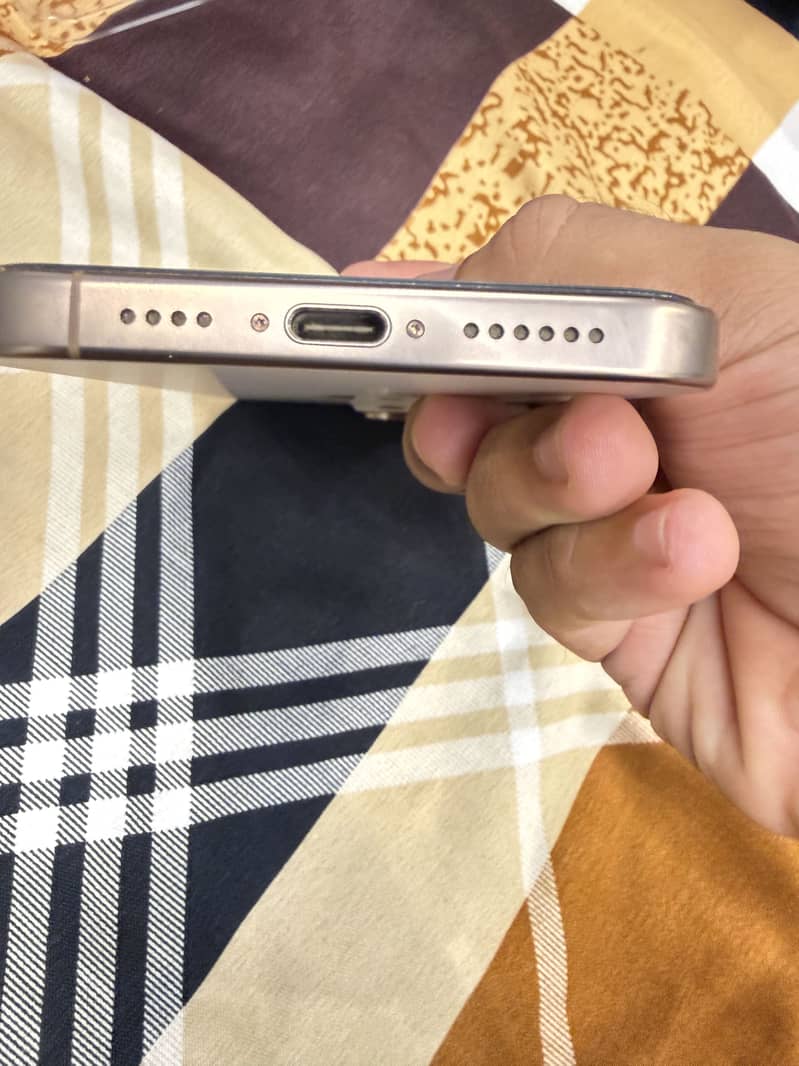 Apple iPhone 16 Pro Max 2