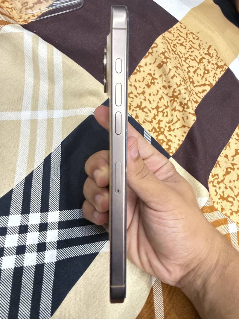 Apple iPhone 16 Pro Max 9
