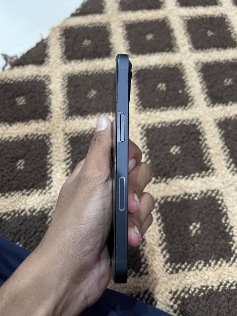 iPhone 13 4