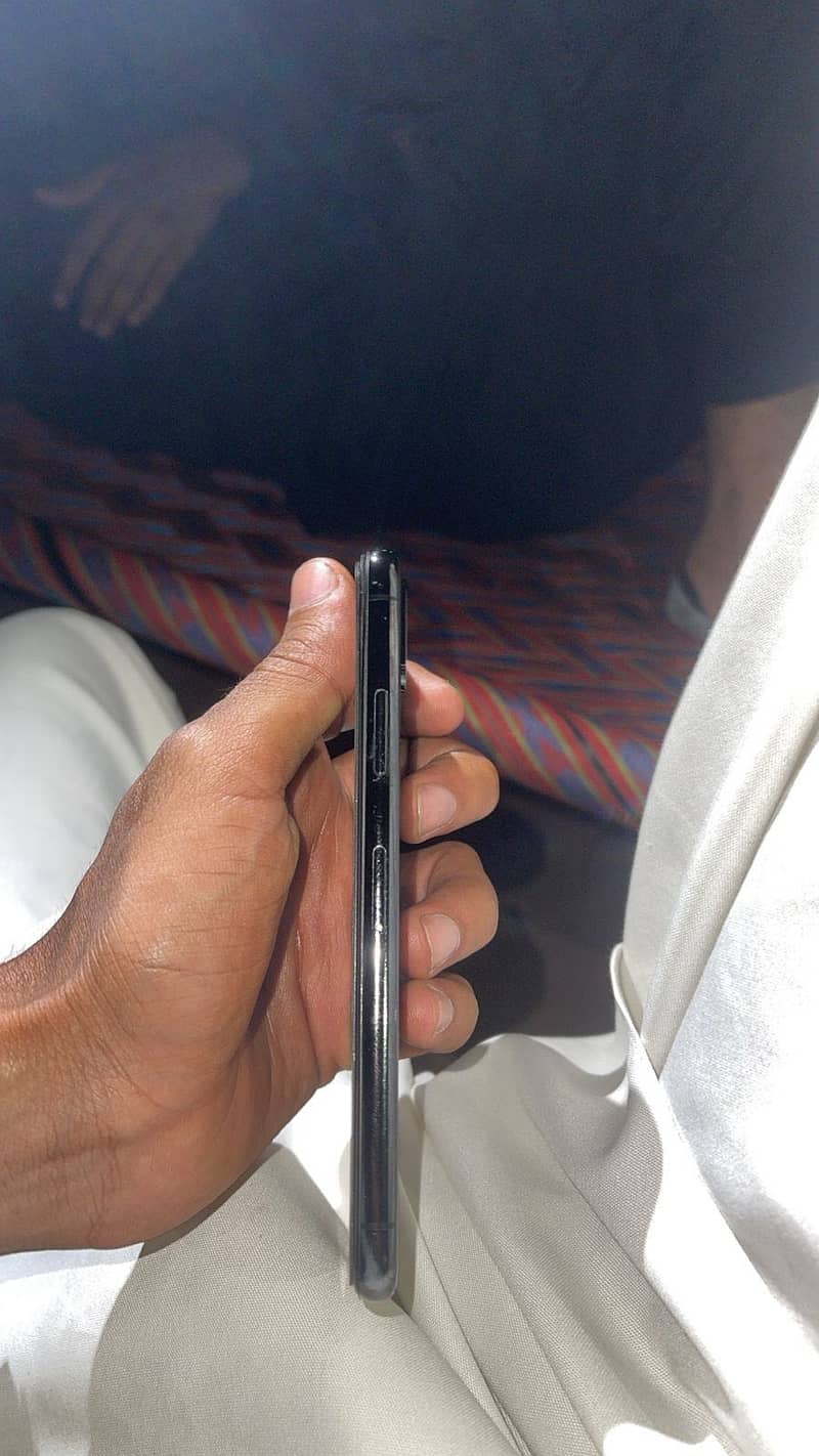 Apple iPhone X 4