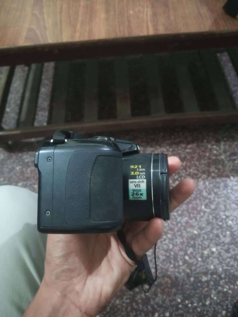 Nikon 4