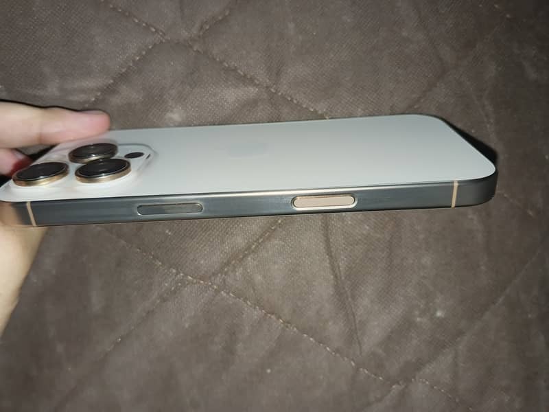 Apple iPhone 16 Pro 3
